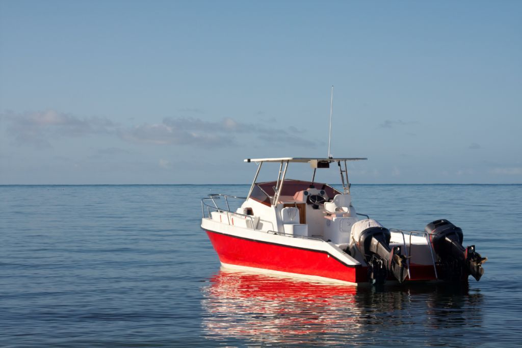 Quel petit bateau à moteur choisir pour la pêche et les sorties familiales