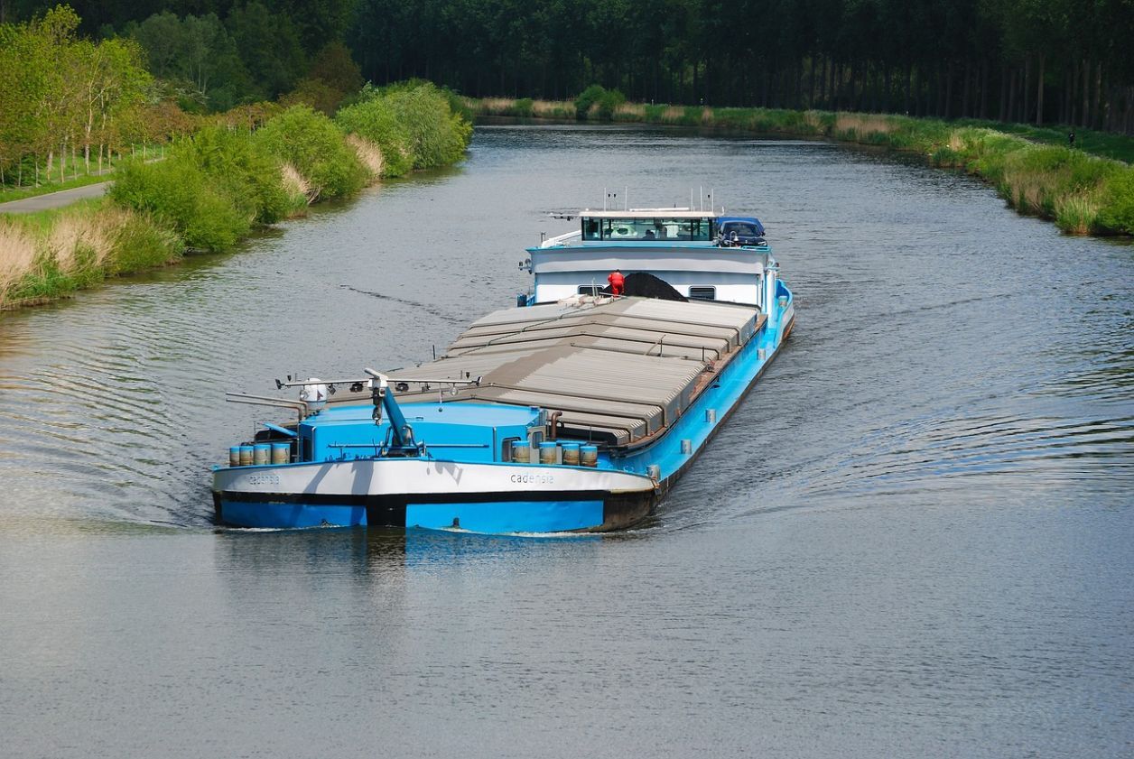 Les bateaux fluviaux d'occasion : le bon compromis entre l'achat neuf et la vente aux enchères