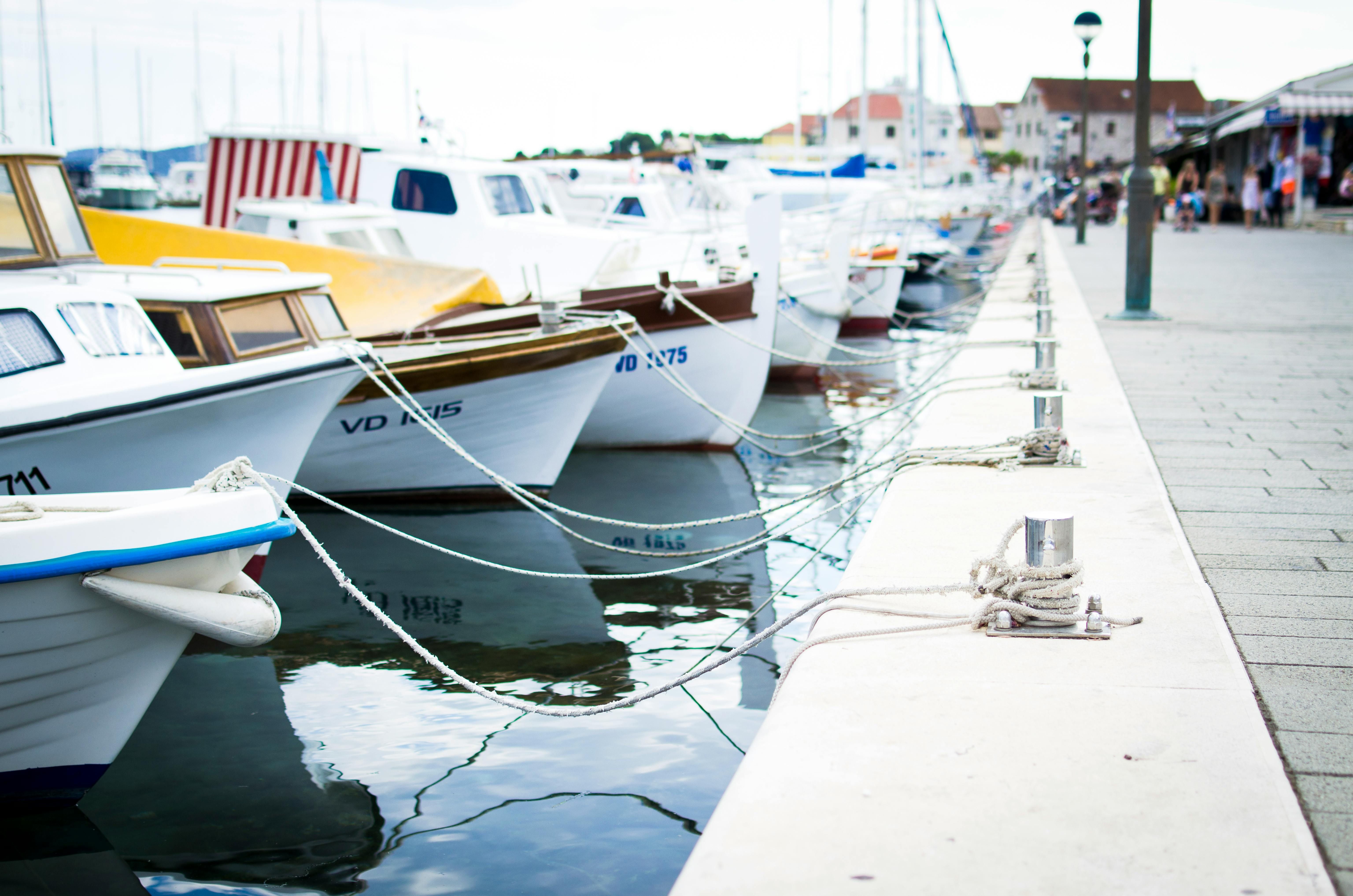 Gratuit Bateaux Près Du Quai Photos