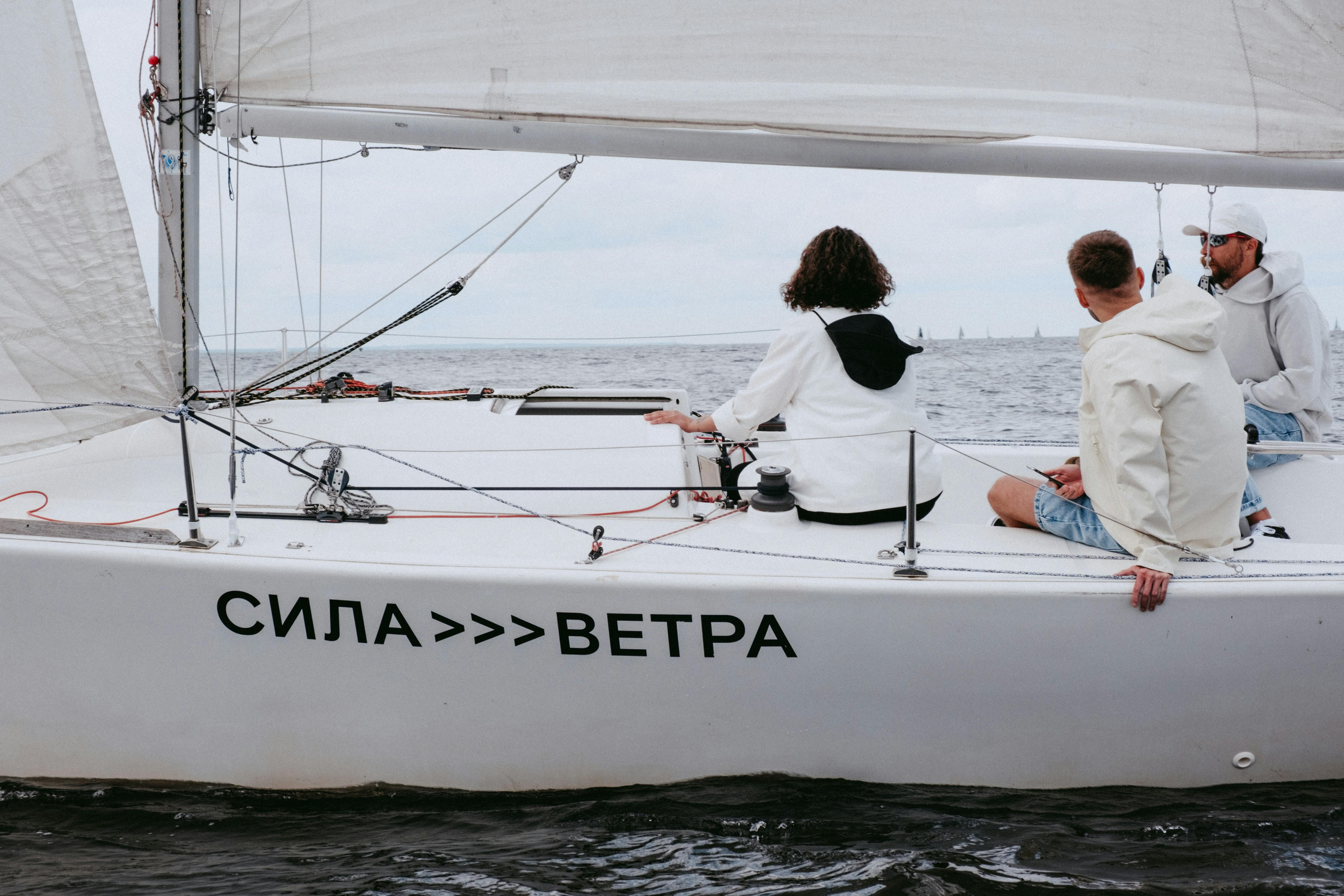 Gratuit Homme Et Femme En Bateau Blanc Sur Mer Photos