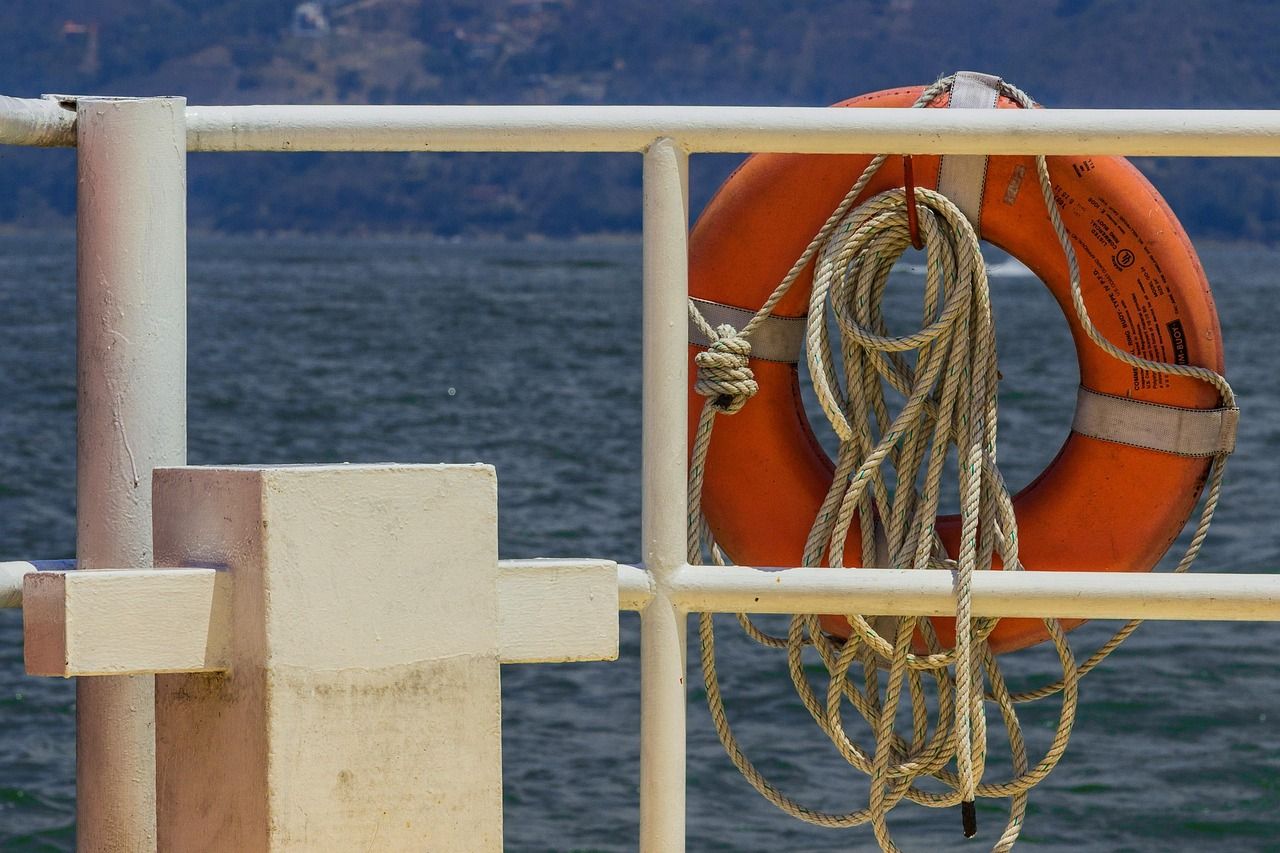 Fleuve, Bouée De Sauvetage, Bateau